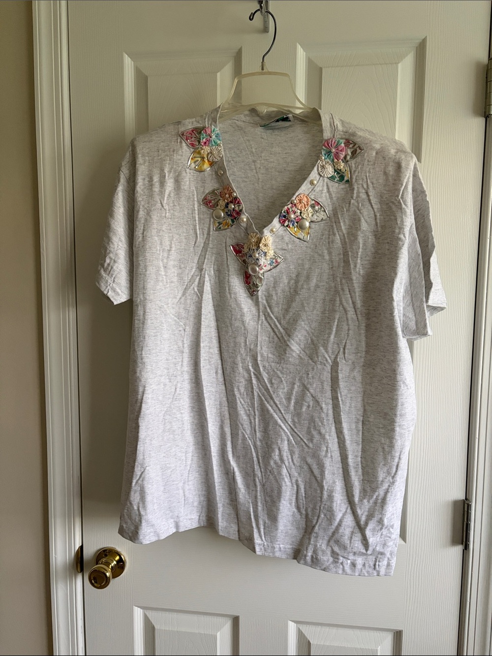 Women’s Light Gray Short Sleeve V-Neck Tee with Floral Embellishment